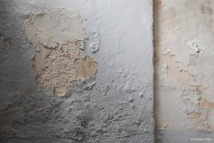 salpetre poudre blanche sur mur interieur maison