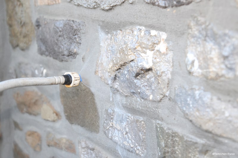 Hydrofuge de surface pour la protection et la reminéralisation des façades en pierres naturelles
