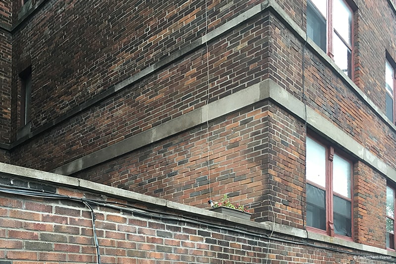 Détergent nettoyant puissant pour l'élimination des verdissures et de taches de pollutions sur les façades en briques