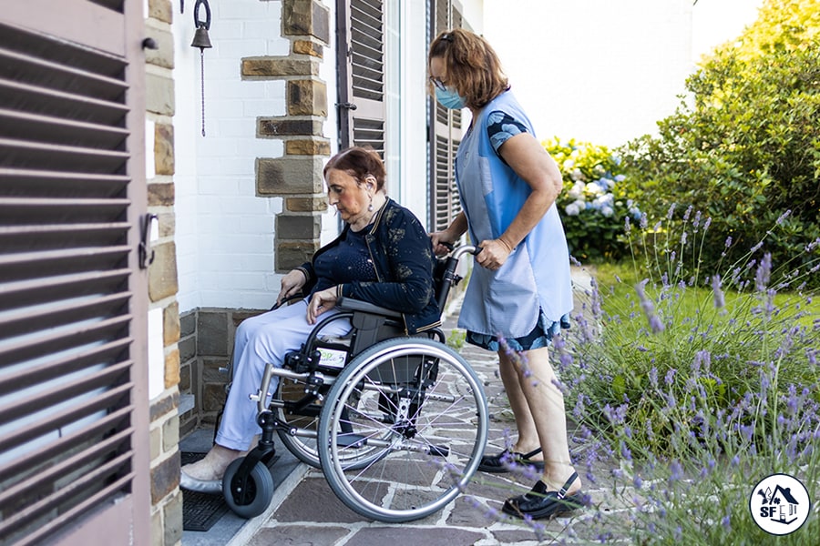 Promenade avec bénéficiaire PMR - Devenir aide familiale - Charleroi
