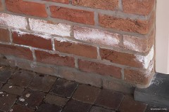 presence sels salpetre mur briques facade maison