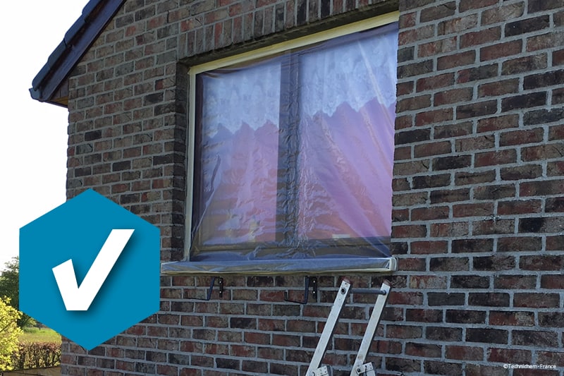 Protection des châssis et vitres avant application d'un hydrofuge minéralisant pour façade