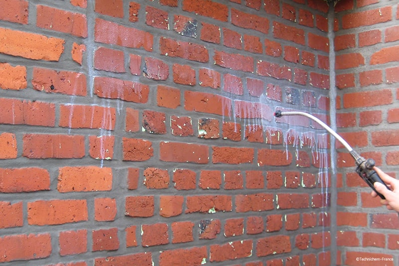 Hydrofuge de surface pour la protection et la reminéralisation des façades en briques