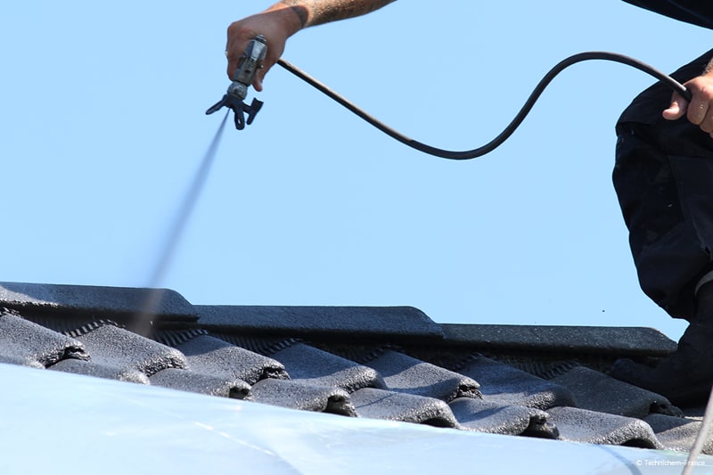 Rénovation et coloration des toitures en tuiles béton avec résine hydrofuge