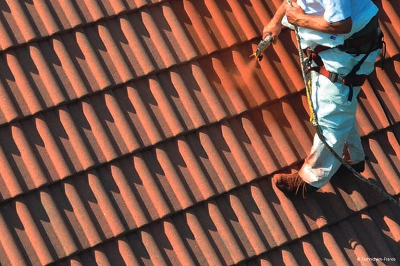 Rénovation et coloration des toitures en tuiles béton avec peinture à action hydrofuge